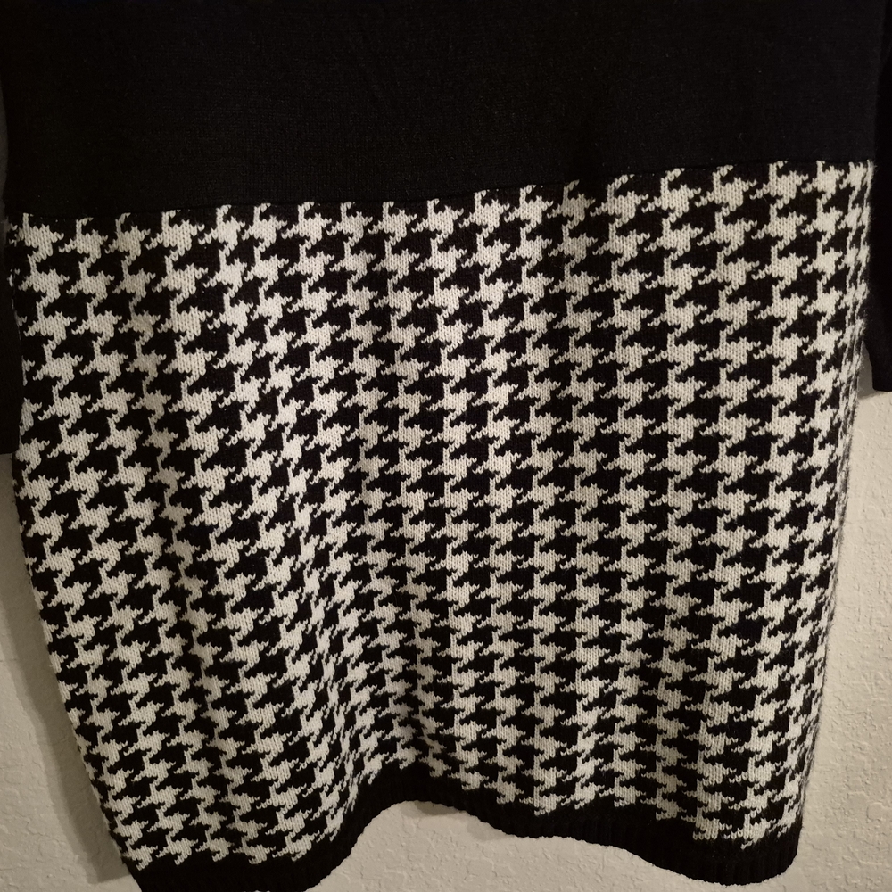 Black and White Knit Houndstooth Midi Dress. - Picture 3 of 6